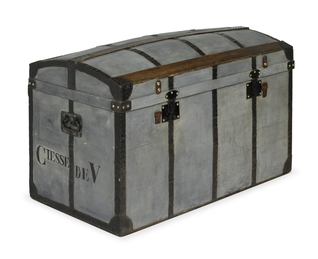 MALLE BOMBEE EN TOILE GRIS TRIANON VERS 1860 COPYRIGHT ARCHIVES LOUIS VUITTON MALLETIER 1024x832 1