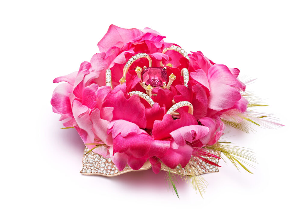 PIAGET HIGH JEWELLERY SHAPES OF EXTRALEGANZA G36N3100 Broche FRONT RGB 1 1024x731 1