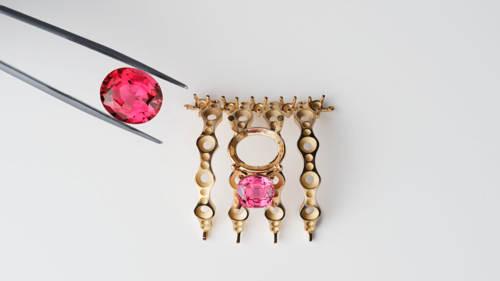 PIAGET HIGH JEWELLERY SHAPES OF EXTRALEGANZA G37T4600 SF 4 16x9 1024x576 1