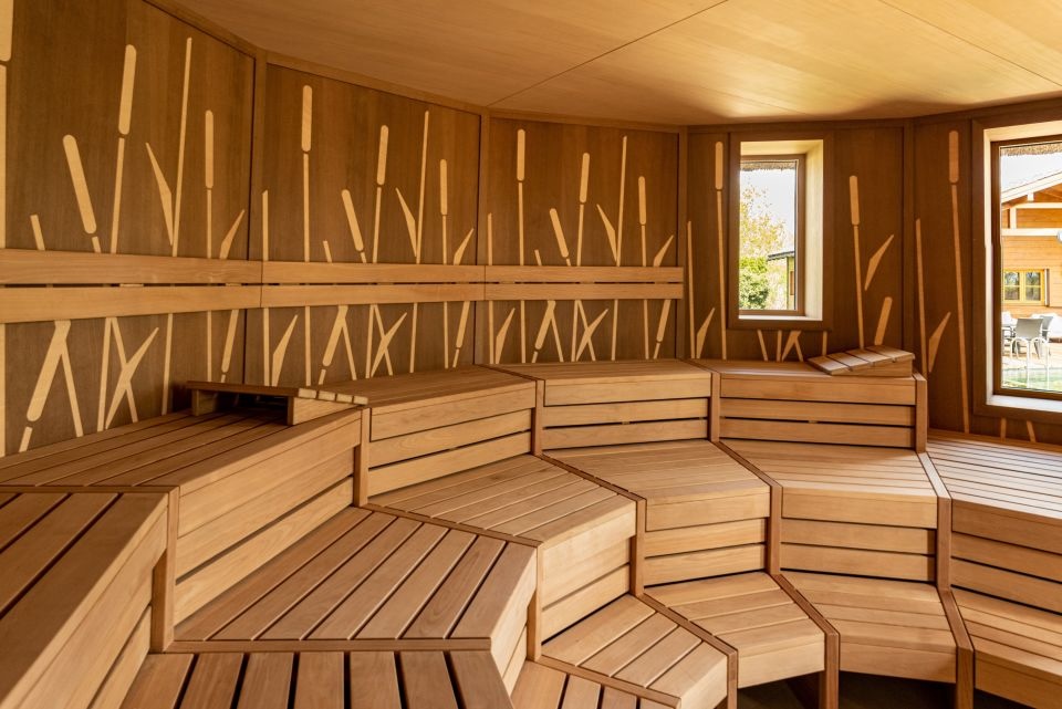 entspannte atmosphaere in der schilfhuettensauna vila vita pannonia