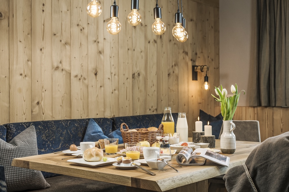 fruehstueckskoerbe fuer den genuss am morgen c jan engelbert hanser zillertaler hofchalets