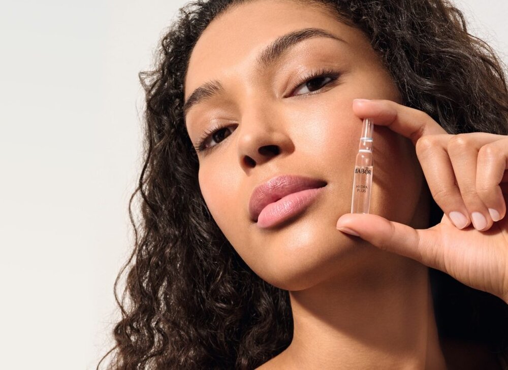 BABOR AMPOULE CONCENTRATES Hydra Plus Ampulle mit Model 1024x746 1