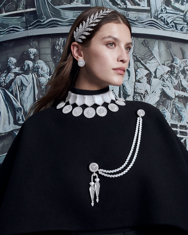 BOUCHERON Histoire de Style The Power of Couture 4 5 Medailles Broderies Aiguillette 4