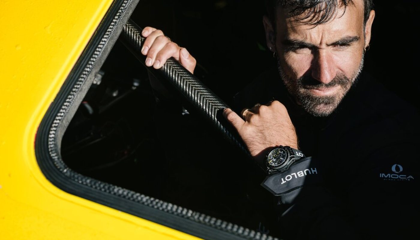 Alan Roura portant la montre Hublot créée à partir de sa collaboration avec son Sponsor titre, photographié par Jean-Louis Carli pour Aléa, à Lorient, en 2024.