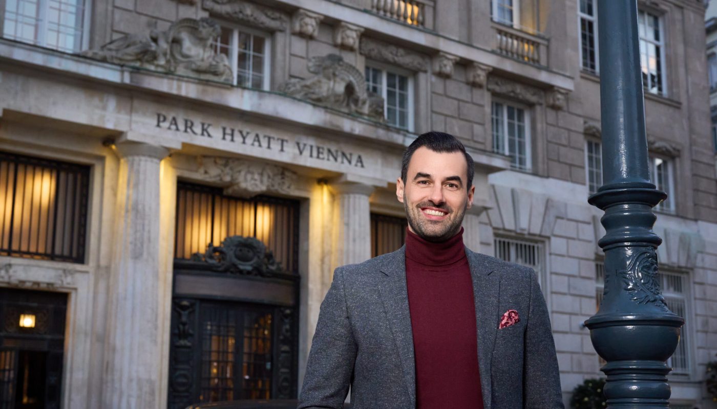 Bastian Baumann in front of Park Hyatt Vienna (c) Tony Gigov