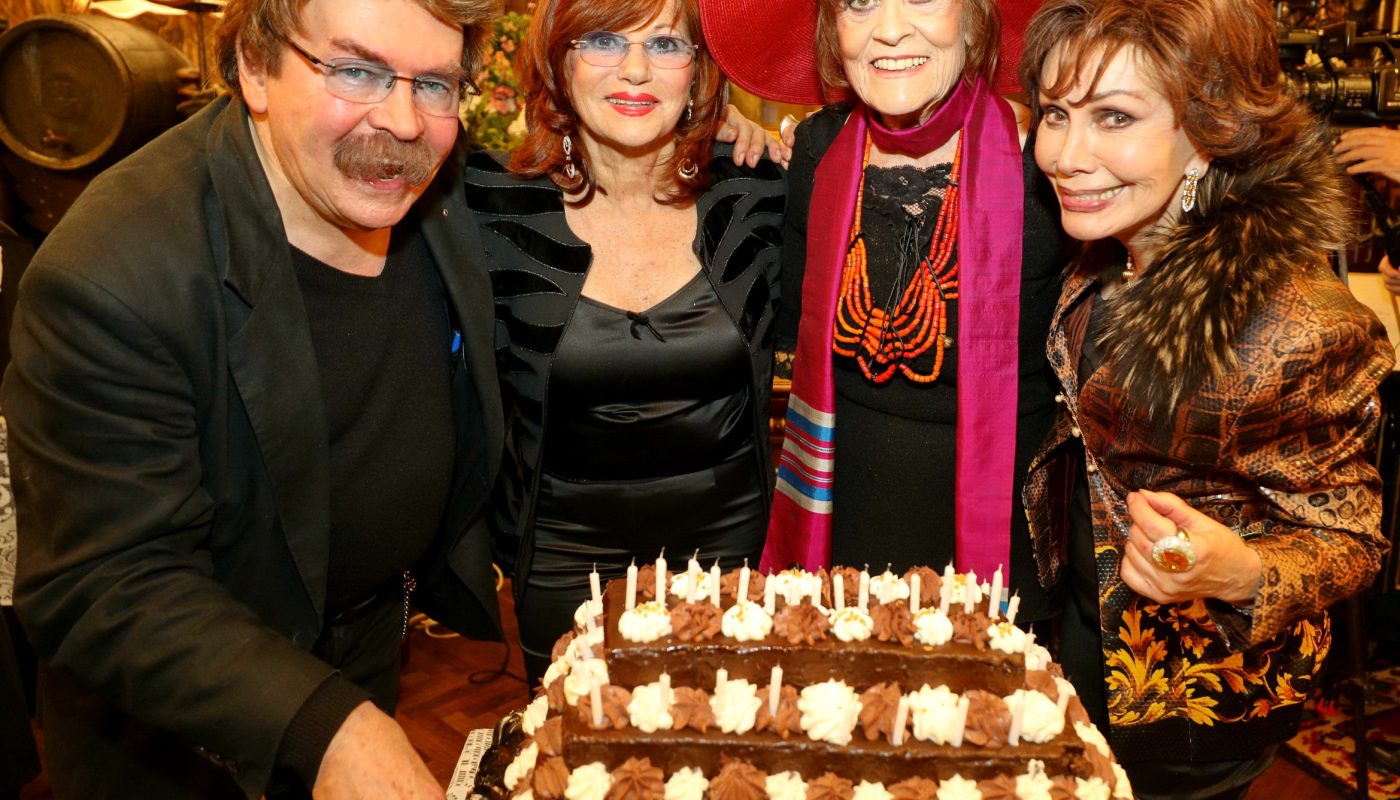 Malerikone DINA LAROT feiert ihren 70+. Geburtstag im Marchfelderhof am 10.02.2020 - © Conny de Beauclair