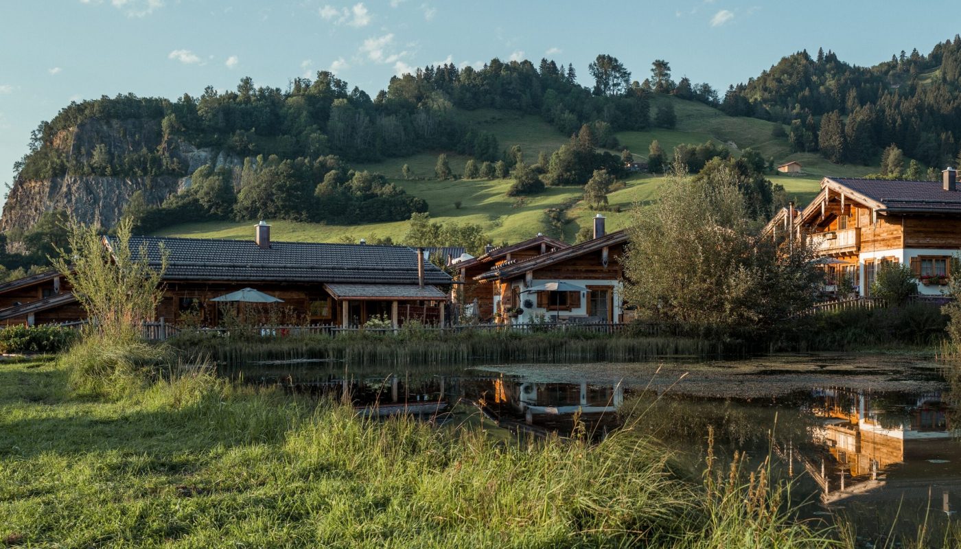Das Chaletdorf mit Badeteich ©Alpzitt Chalets