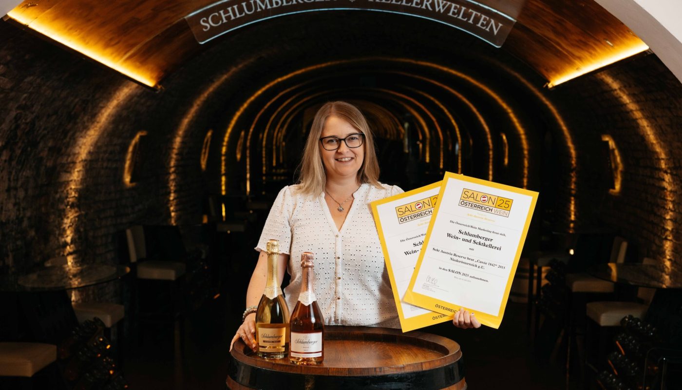 Kellermeisterin Aurore Jeudy mit den SALON Urkunden