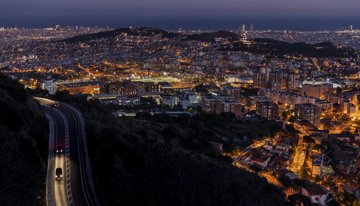 Vistes panoràmiques de Barcelona al capvespre des dels Tibidabo