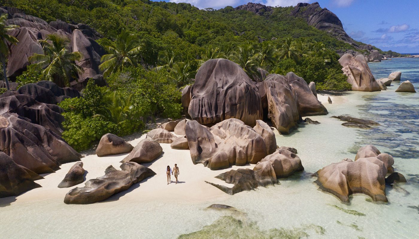 Raffles_Seychelles_Lifestyle_Excursions_Beach_Couple
