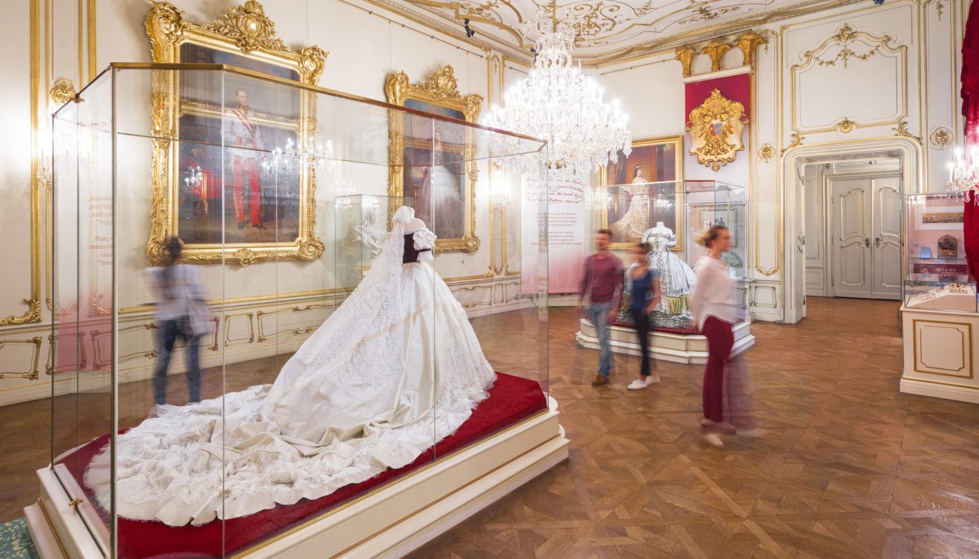 Sisi_Museum_Replik_des_ungarischen_Kroenungskleides__c__Schloss_Schoenbrunn_Kultur-_und_Betriebsges.m.b.H._Severin_Wurnig