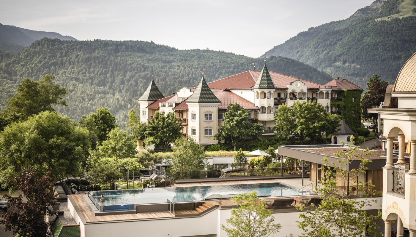 Hotel Peternhof mit Infinitypool ©Hannes Niederkofler