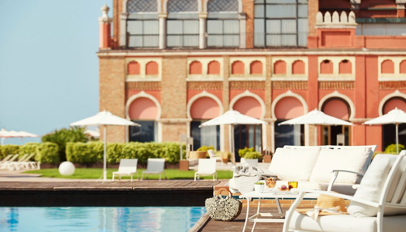 Am eleganten Pool des Hotel Excelsior Venice Lido Resort genießen Gäste sonnige Stunden ©Hotel Excelsior Venice Lido Resort