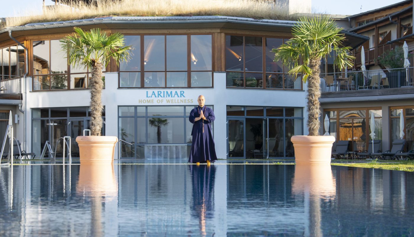 shaolin_grossmeister_shi_yan_liang_am_aussenpool_im_larimar_hotel_larimar