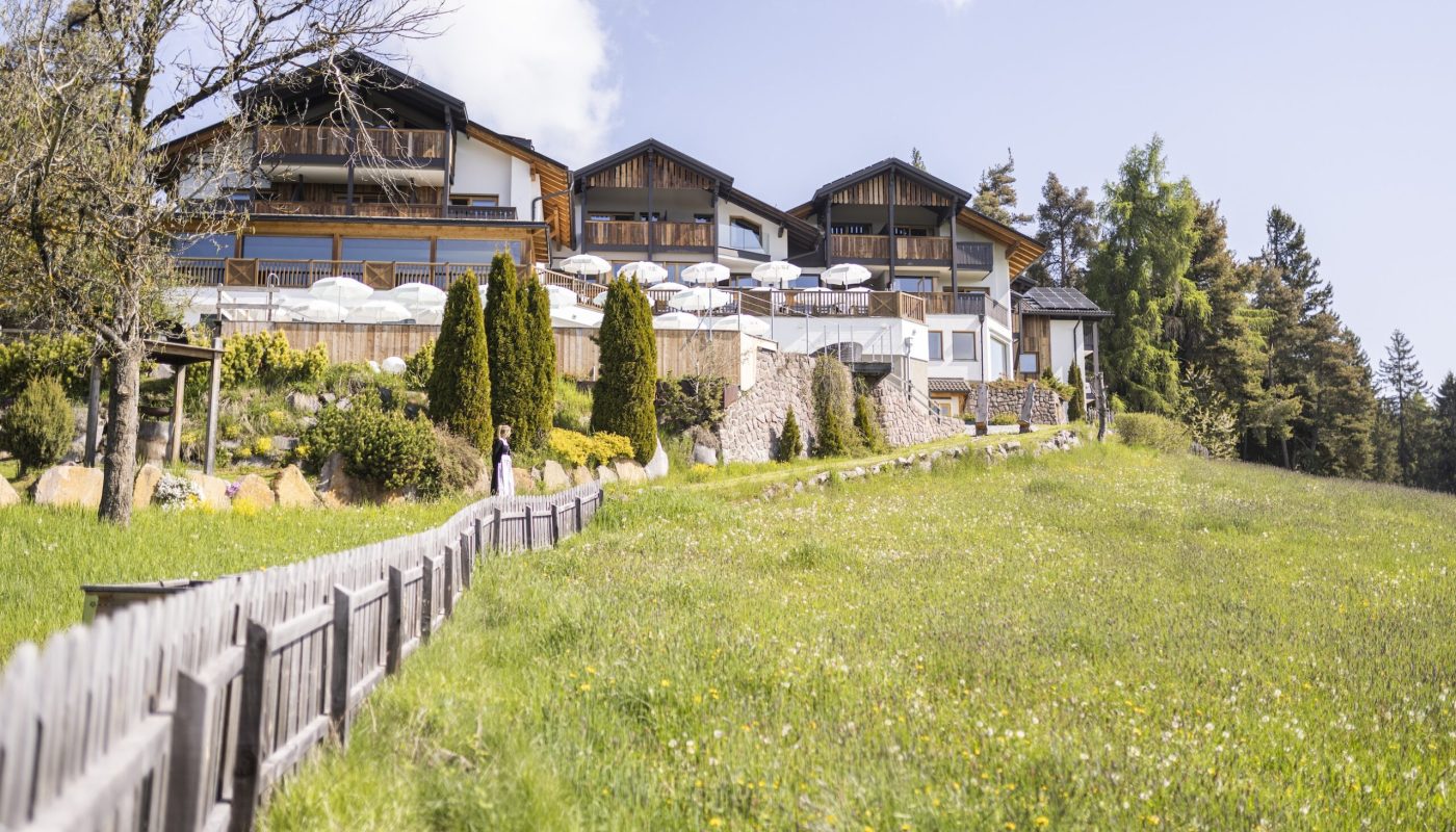 sommerliche_aussenansicht_mit_wiese_c_armin_huber_hotel_tann_0