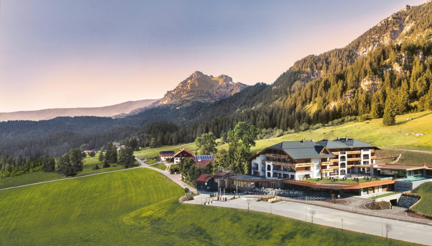 traumhafte_aussenaufnahme_mit_blick_auf_die_berge_hotel_bergblick